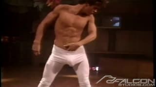 Facet pokaże nam świetny striptease!