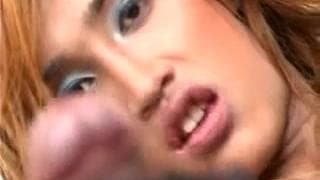 Transseksualna gosposia w seksownej bieliźnie