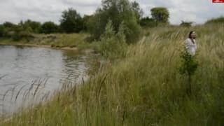 Gorąca parka rżnie się nad jeziorkiem