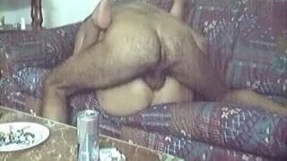 Muskularny pierdoli ją na sofie od tyłu