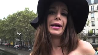 Cara Saint-Germain a z nią twardy Manuel