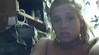 Gorąca młoda blondyna rżnie się dildo