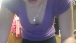 Młoda dziwka sama jebie się palcami