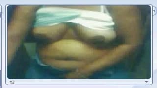 Podnieca swojego partnera dużymi cycami