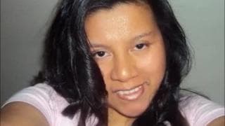 Latynoska brunetka obciaga go namiętnie