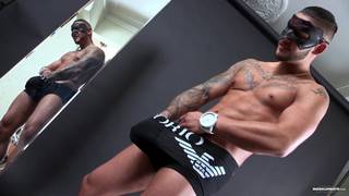 Ten gej - przystojniak kocha masturbację