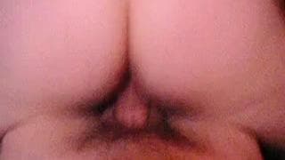 Nadziewa swoją pizdę na twardego kutasa