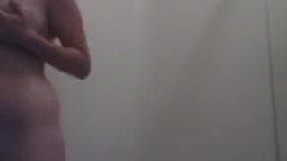 Ładna brunetka namydla swoje młode ciało