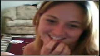 Blondynka rozbierze się przed kamerą