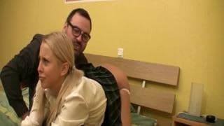 Sumienna blondynka obciąga księdzu! Sumienna blondynka obciąga księdzu!