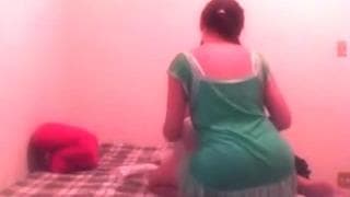 Młoda żonka uwielbia dawać mu dupy!