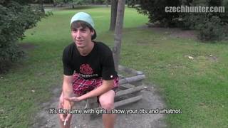 Młody chłopak z głęboko zerżniętą dupą