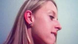 Młoda blondynka uwielbia czuć ten smak!