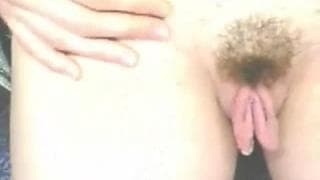 Amatorka otwiera duże wargi swojej pizdy