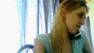 Naga młoda blondyna sama się pieści