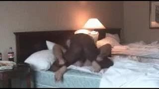 Muskularny Murzyn wyjebie żonę na łóżku