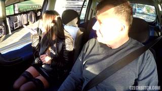 Wypierdoli dziwkę ostro w samochodzie!