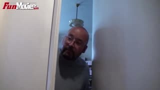 Szczupła nastolatka obciąga staremu facetowi