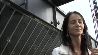 Dziwka z ulicy rżnie się w parku z obcym