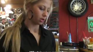 Napalona blondynka chętnie się pierdoli