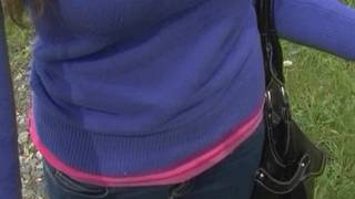 Blondyna chce zarobić kasę swoim ciałem