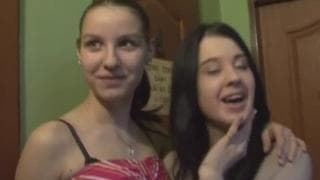 Trzy sprośne dziwki pierdolą się w barze