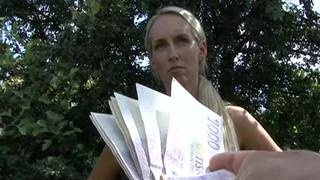 Blondyna pierdoli się chętnie na dworze