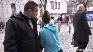 Brunetka z ulicy dostaje kutasa w dupę!