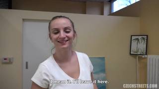 Dziwka z dużymi cycami podnieca w POV