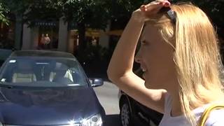 Ta czeska blondynka rżnie się dla kasy