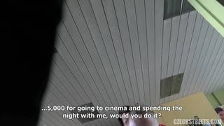 Młoda dziwka z Czech rżnie się za kasę