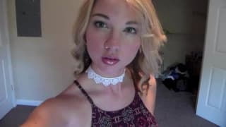 Napalona blondynka dla ciebie ssie dildo