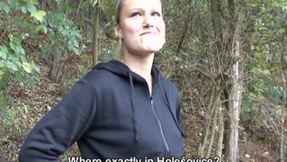 Małe pieniądze przekonają ją do seksu