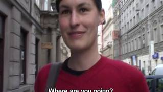 Spotkał dziewczynę i rżnie ją w toalecie