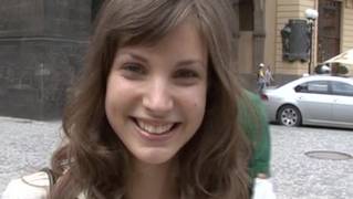 Ładna nastolatka obciąga nieznajomemu