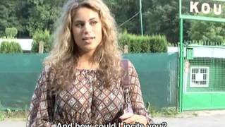 Blondynka zerżnięta na łonie natury