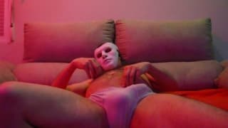 Gej założył maskę i masturbuje kutasa