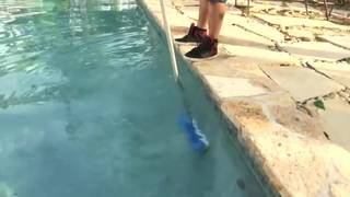 Kacy Lane i jej ogrodnik nad basenem