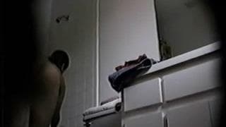 Puszysta kobieta podglądana w łazience