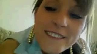 Dziwka pluje na swoje cycki i je pieści