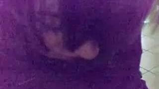 Ta dziwka obciąga mu chuja na dworze