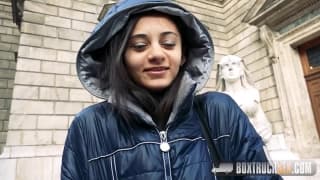 Shrima Malati odda się w szklanym busie