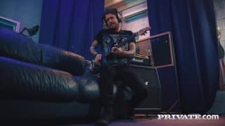 Ella Hughes dostaje wytrysk do pizdy