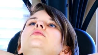 Ta brunetka pieści się na siłowni sama