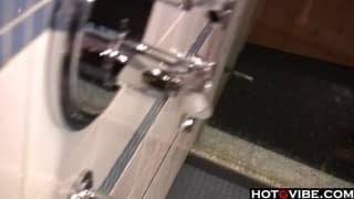 Gorąca blondynka jebie się dildo pod prysznicem