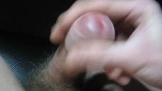 Cieszy się sam masturbacją przed kamerą