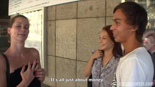 Pary pierdolą się namiętnie w lesie