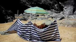 BBW masturbuje się naga na plaży w słońcu BBW masturbuje się naga na plaży w słońcu