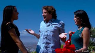 Maya Bijou i Sophia Leone przy basenie