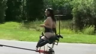 Uległa dziwka zdominowana w ogrodzie